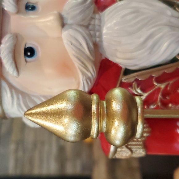 Gorgeous Musical Snowglobe Nutcracker-NWT - Picture 10 of 11